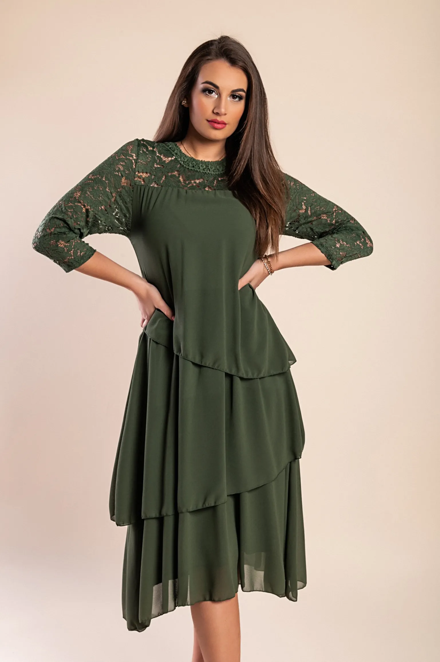 Abito elegante con pizzo, oliva