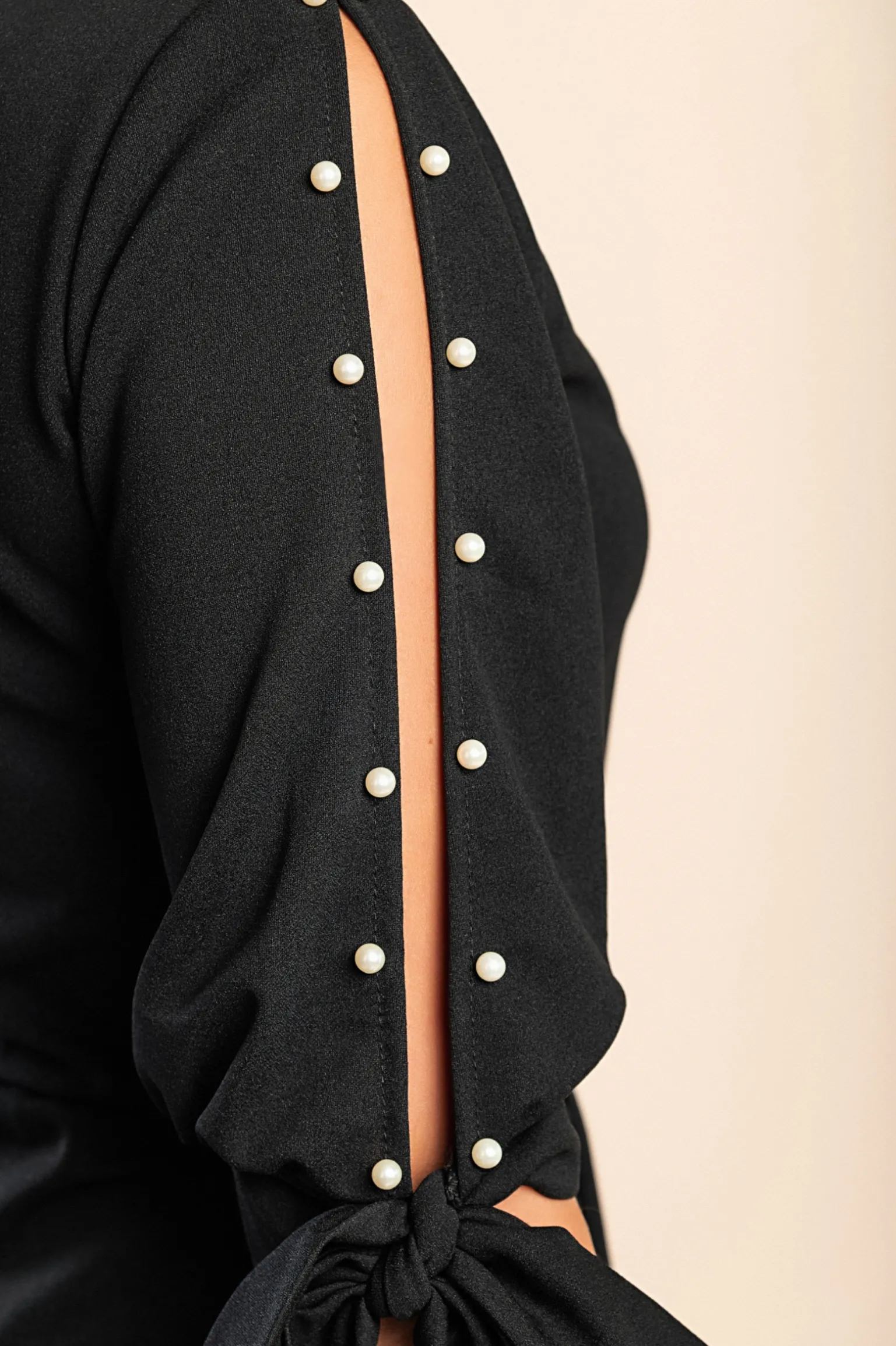 Abito elegante midi con scollo rotondo, maniche 3/4 con spacco e perline decorative Peppina, nero