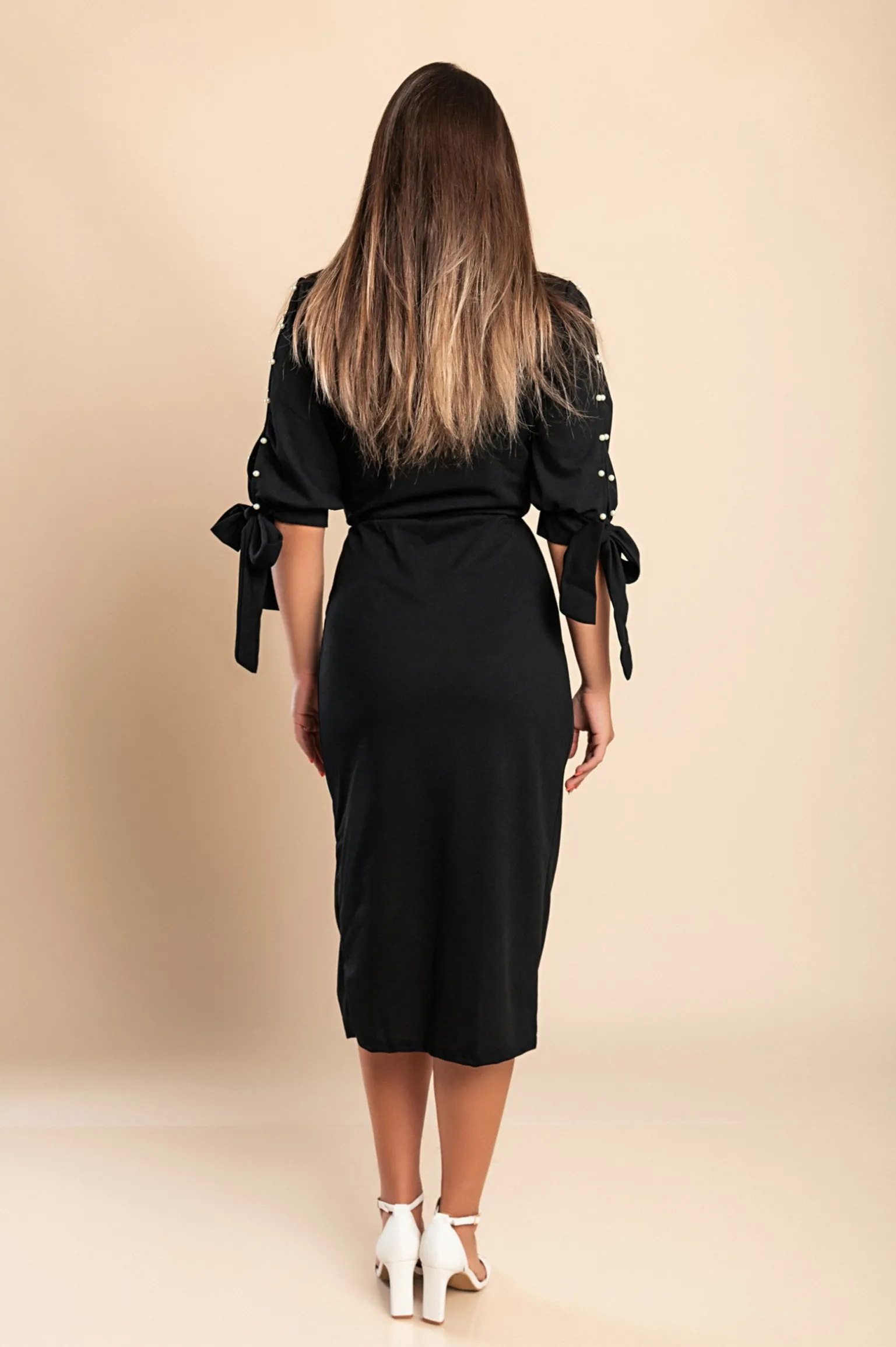 Abito elegante midi con scollo rotondo, maniche 3/4 con spacco e perline decorative Peppina, nero