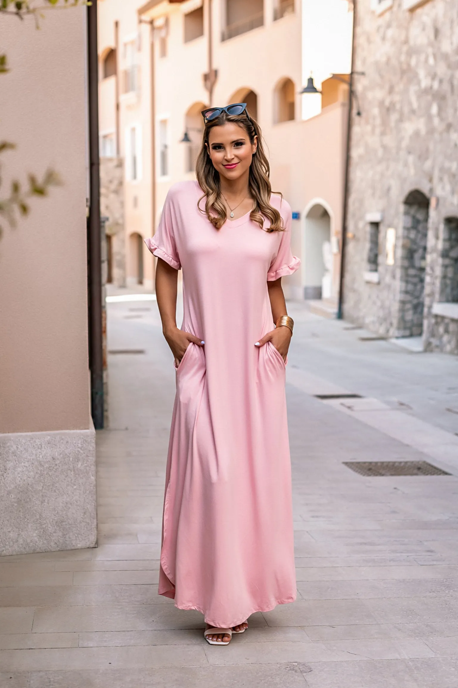 Abito lungo dal taglio ampio con scollo a "V", maniche corte con volant e spacchi Mandelina, rosa