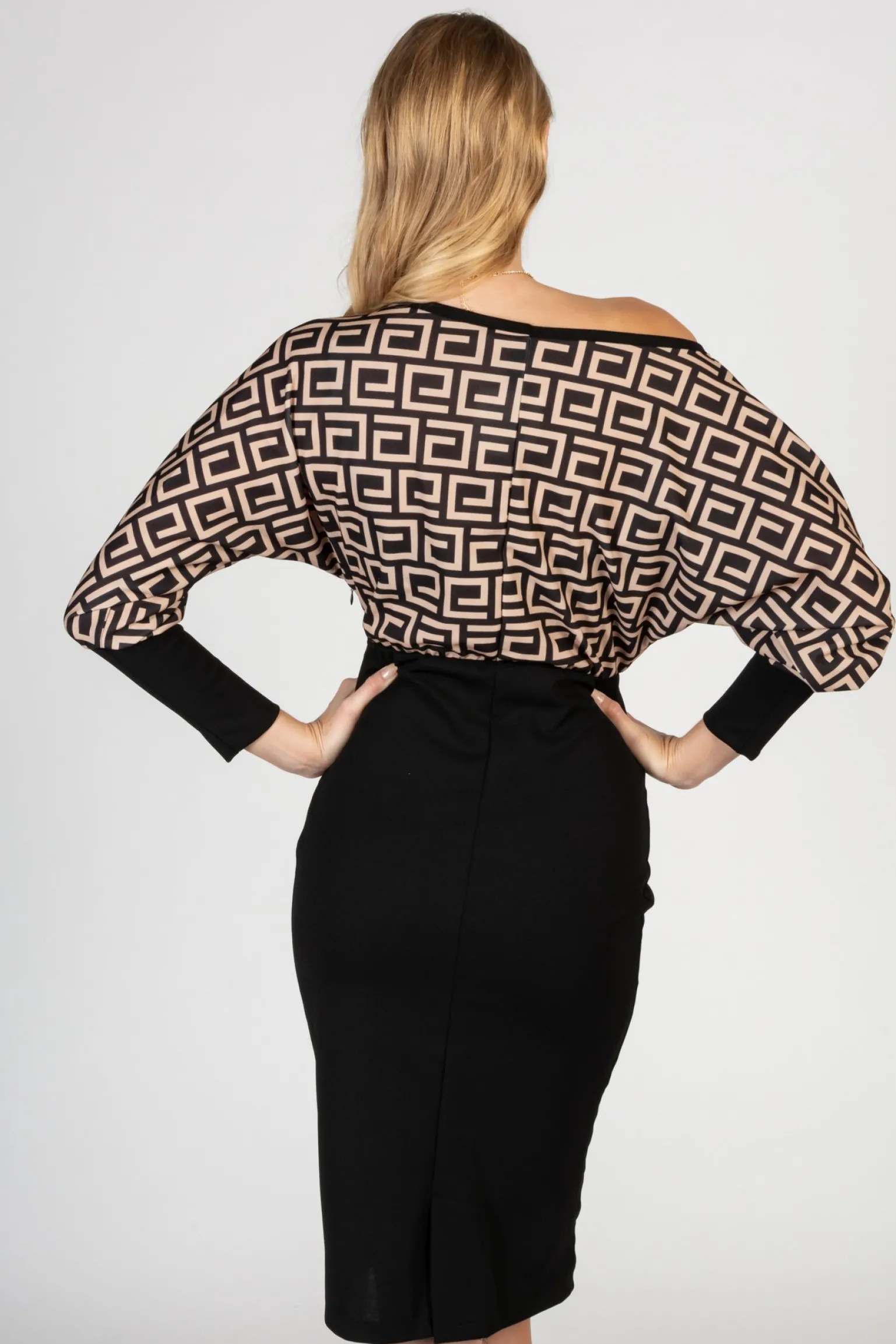 Abito midi elegante con scollo a barca e stampa geometrica Serenna, nero