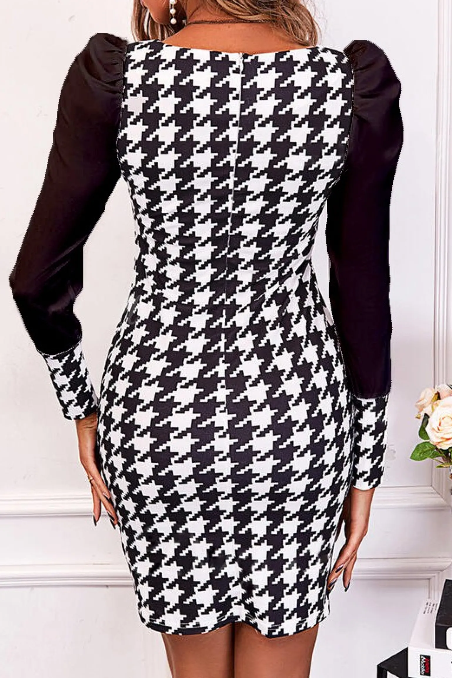 Abito mini aderente con tessuto arricciato sulle spalle e stampa pepita Herrera, bianco e nero