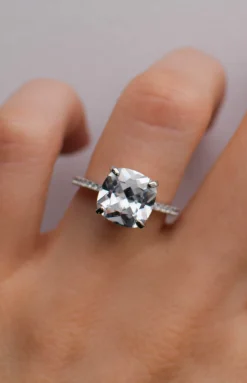 Anello in argento con strass, colore argento.