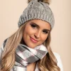 Berretto in maglia con paillettes, grigio chiaro