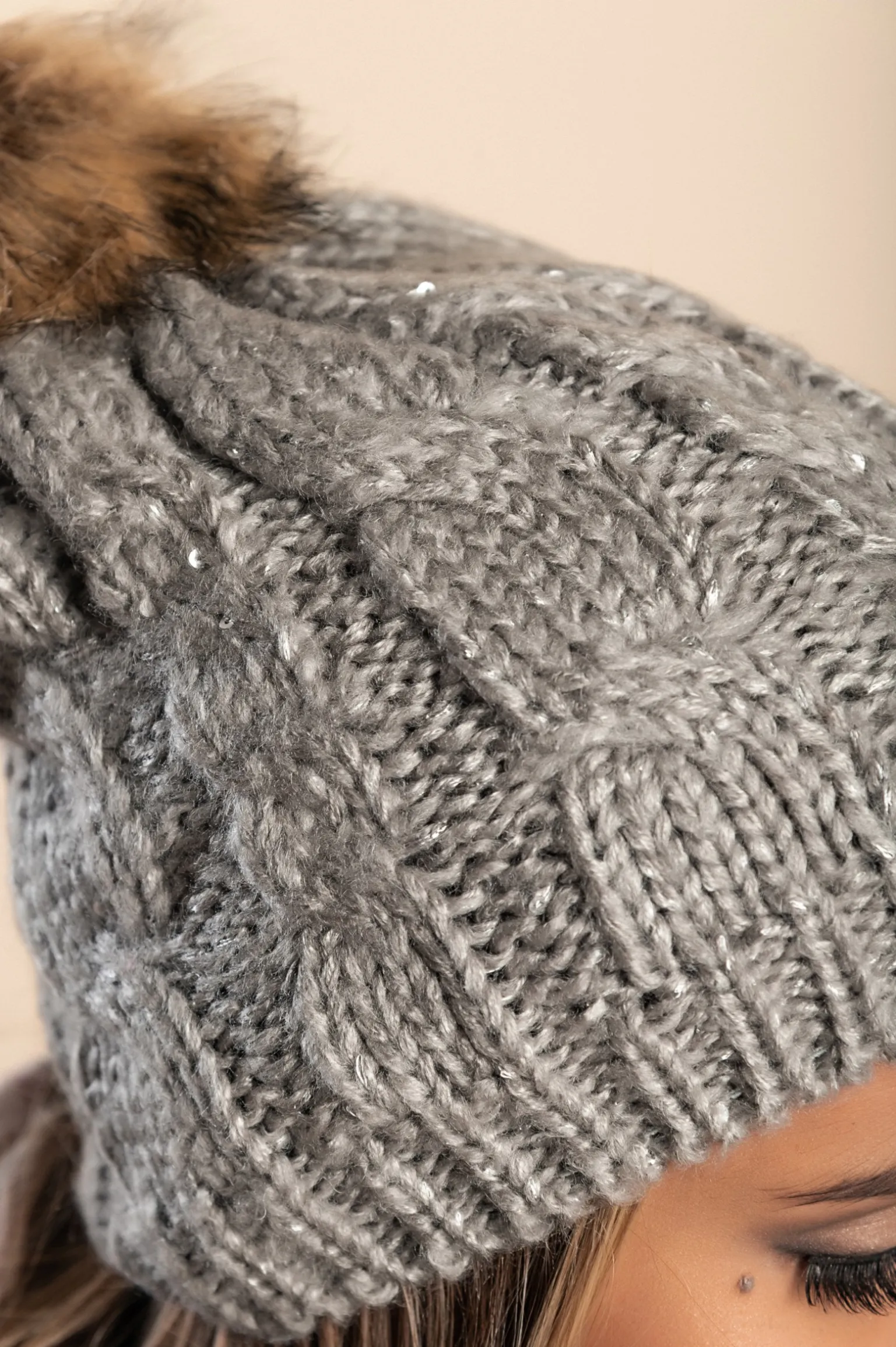 Berretto in maglia con paillettes, grigio chiaro