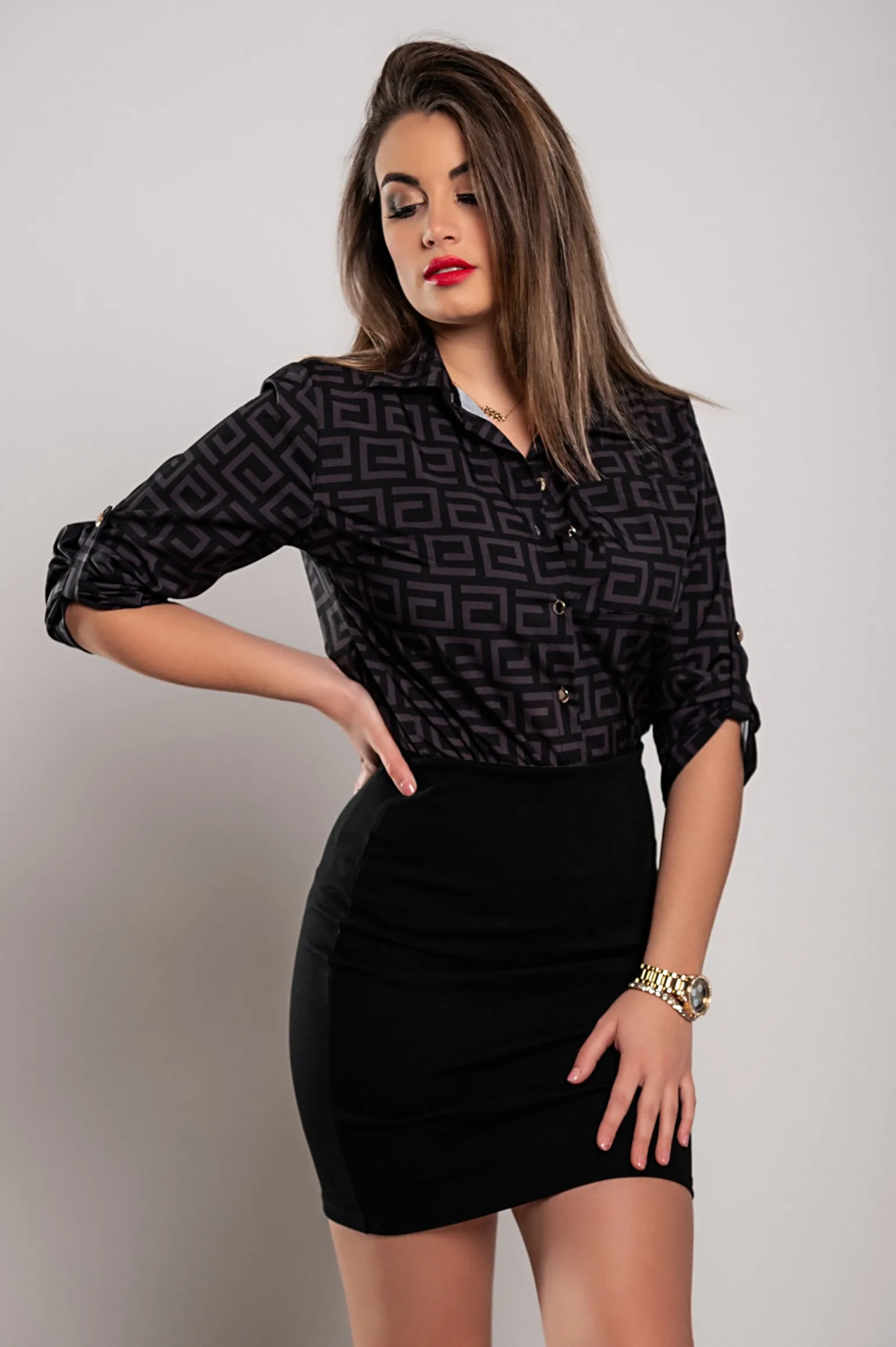 Blusa elegante con stampa geometrica Lavlenta, nera