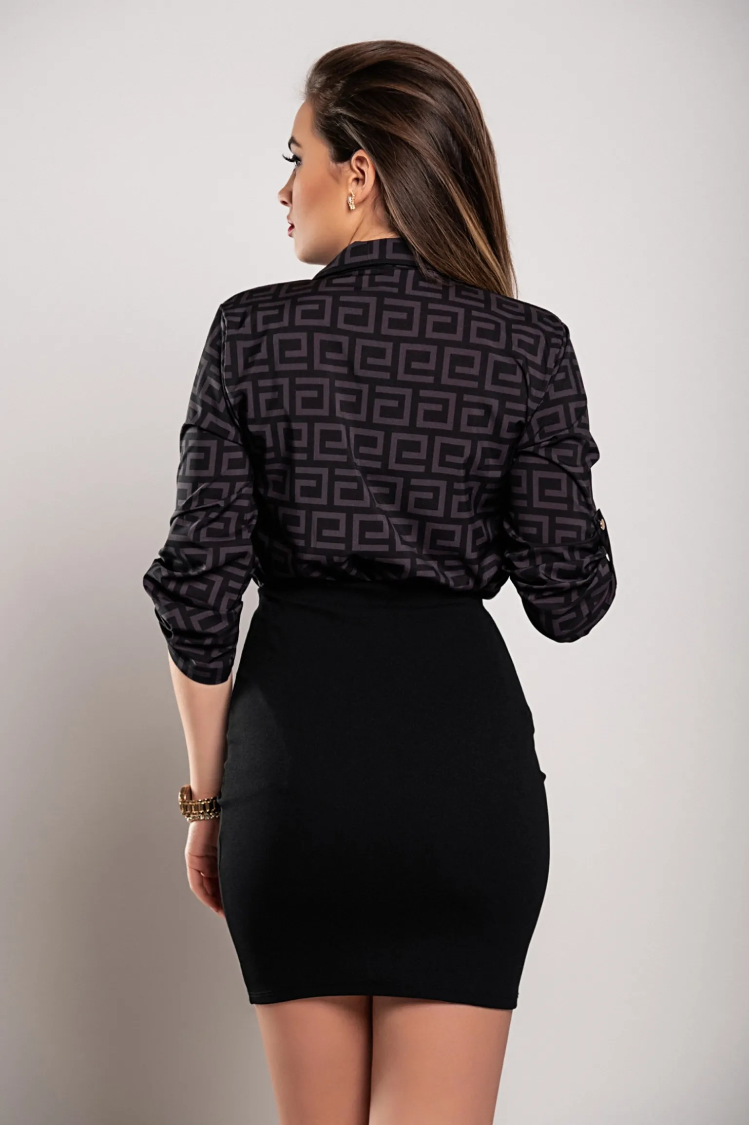 Blusa elegante con stampa geometrica Lavlenta, nera