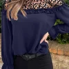 Blusa elegante con volant, di colore blu scuro