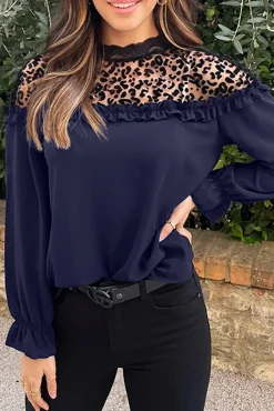 Blusa elegante con volant, di colore blu scuro