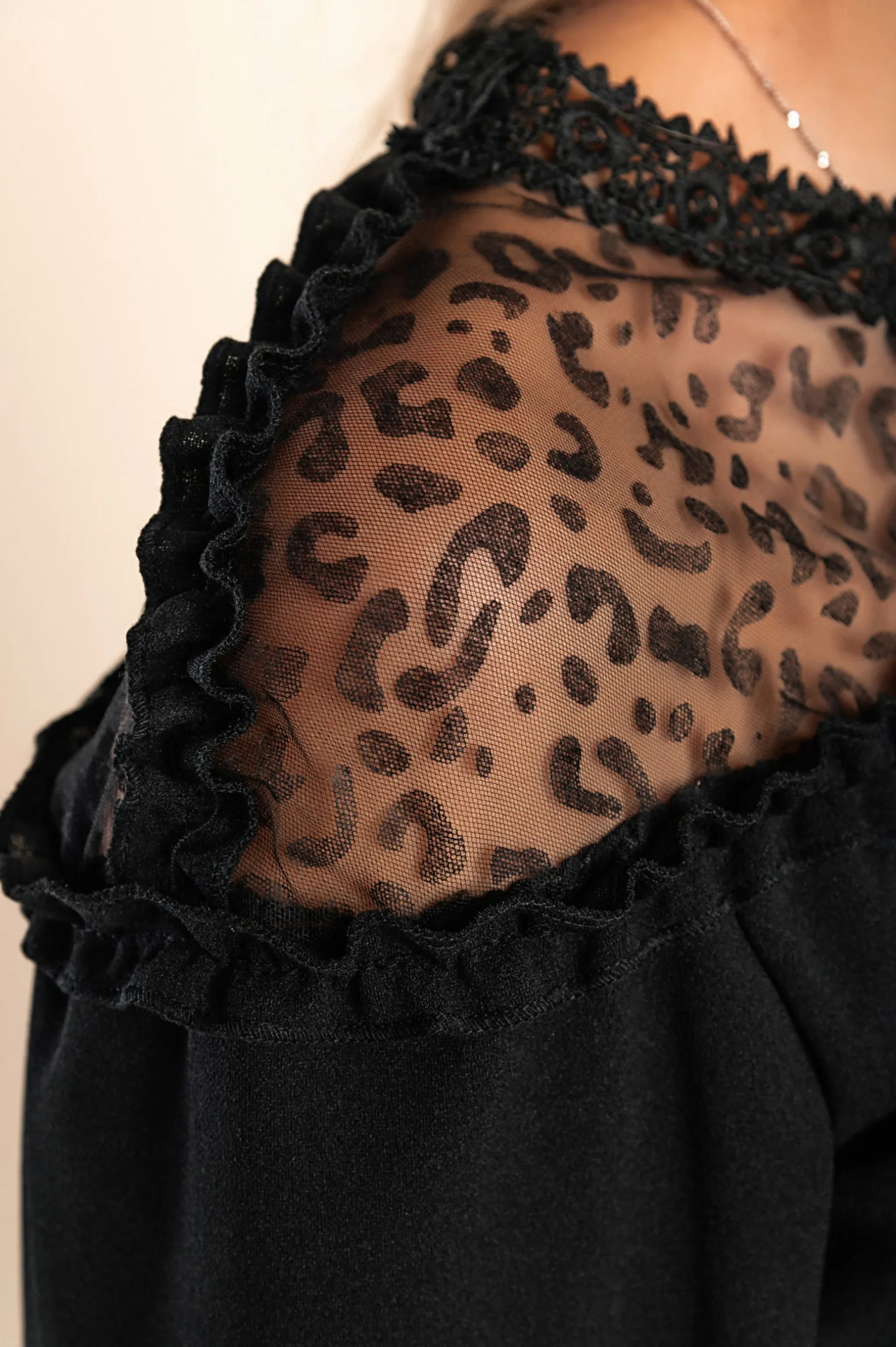 Blusa elegante con volant, nera