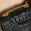 Borsa a mano piccola con fantasia pelle di coccodrillo, nera