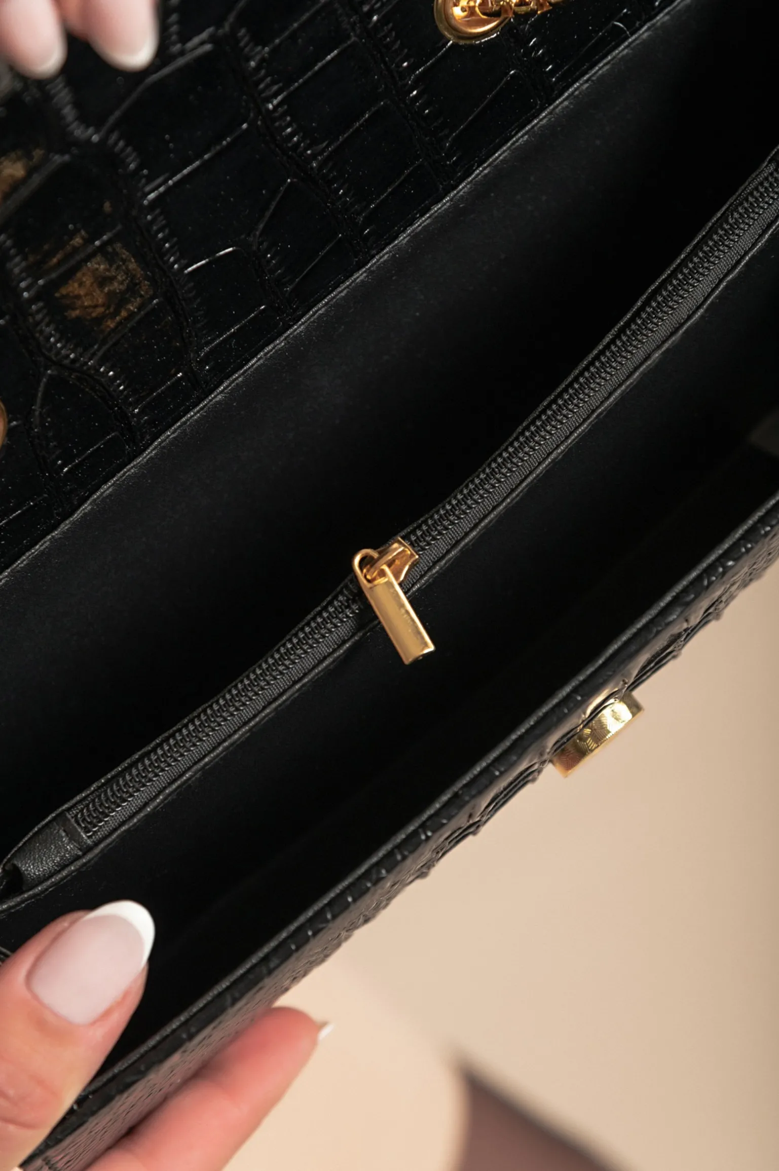 Borsa piccola con stampa pelle di coccodrillo, nera