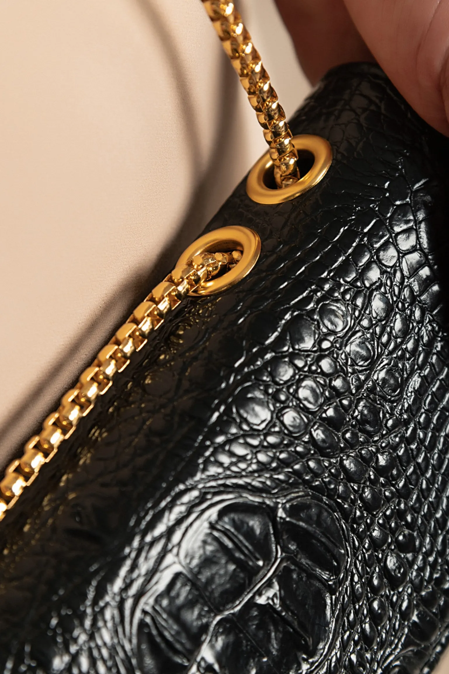 Borsa piccola con stampa pelle di coccodrillo, nera
