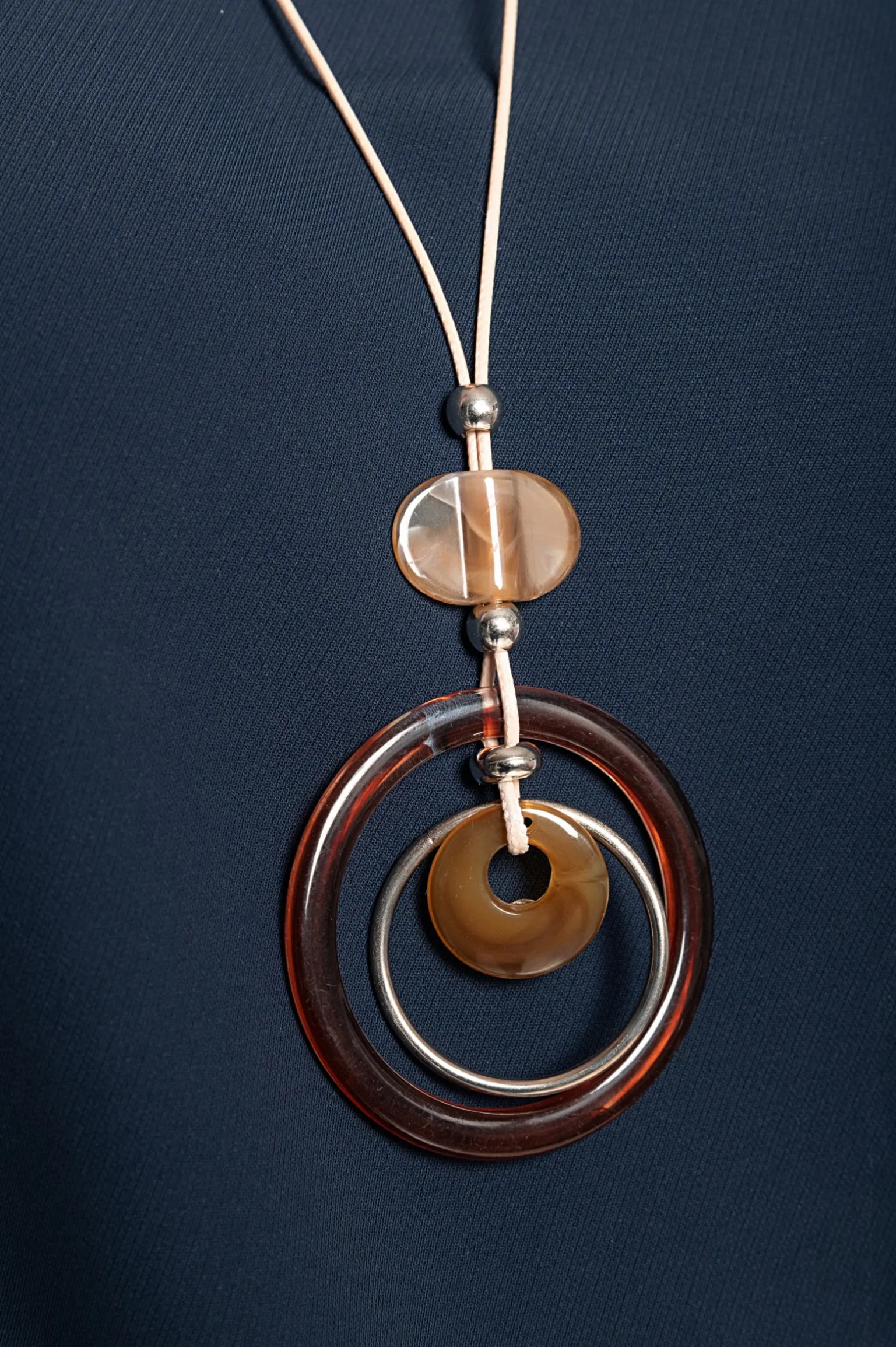 Camicetta con collana, blu scuro
