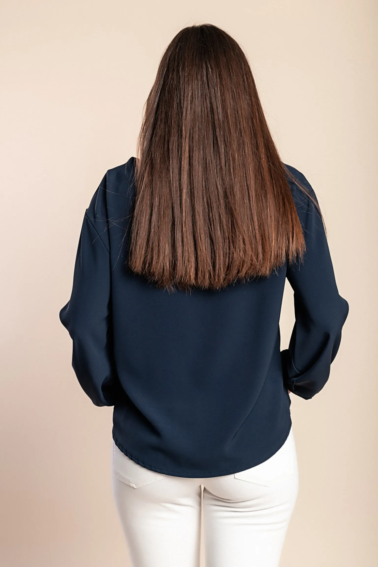 Camicetta con collana, blu scuro