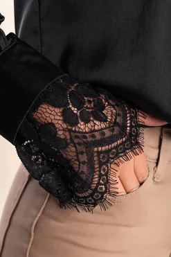 Camicia elegante a maniche lunghe con inserti in pizzo e collo tondo Senternada, nera