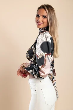 Camicia elegante con collo alto e maniche a campana  Diezma, nero - rosa