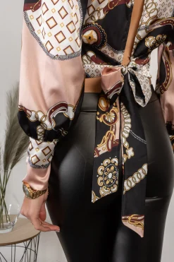 Camicia elegante con collo alto e maniche a campana  Diezma, nero - rosa