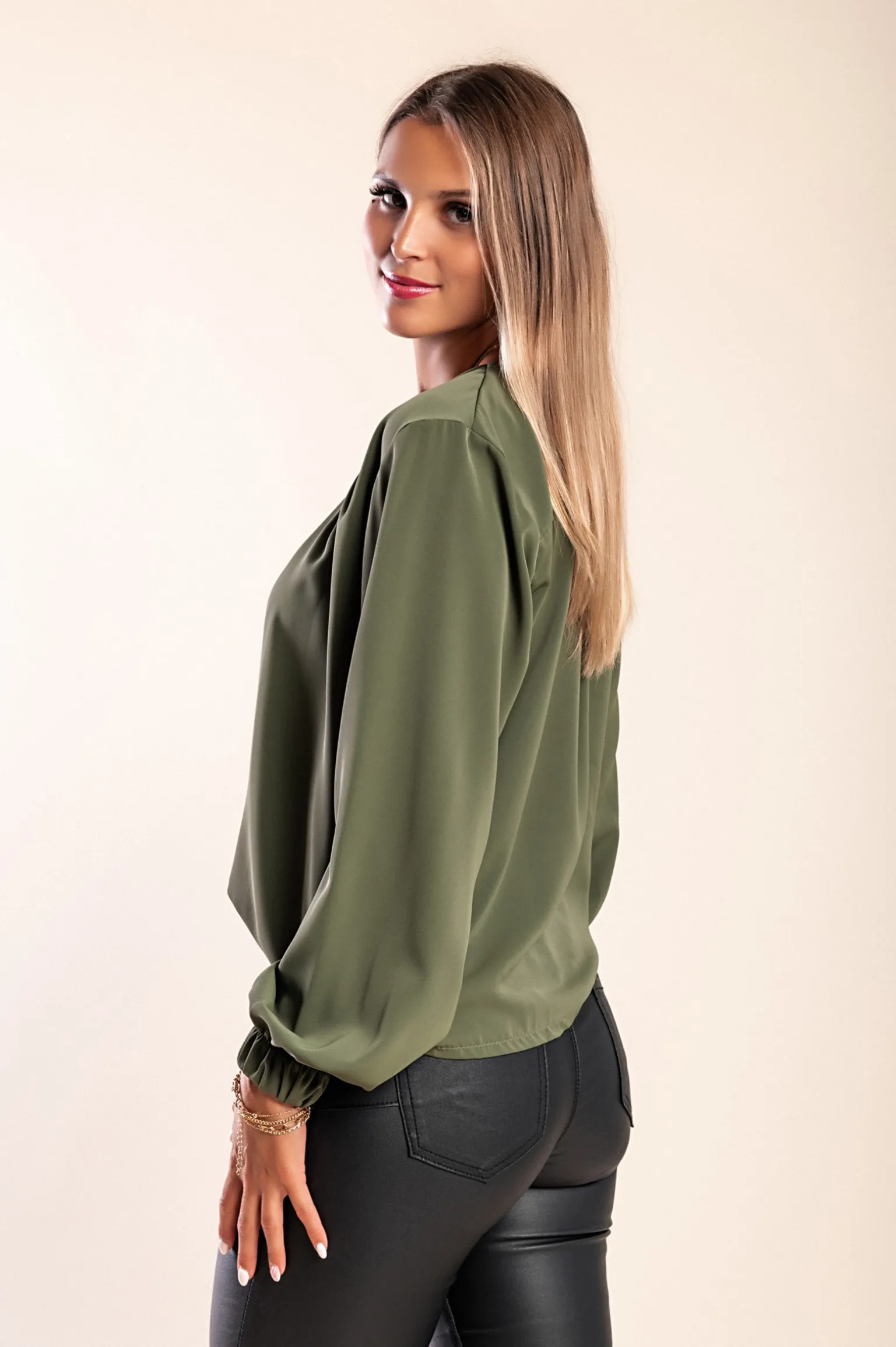 Camicia elegante con scollo rotondo, oliva