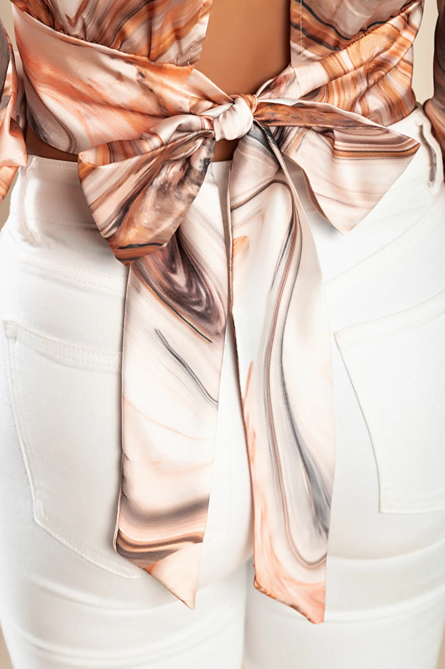 Camicia elegante con scollatura alta e maniche a campana Diezma, beige