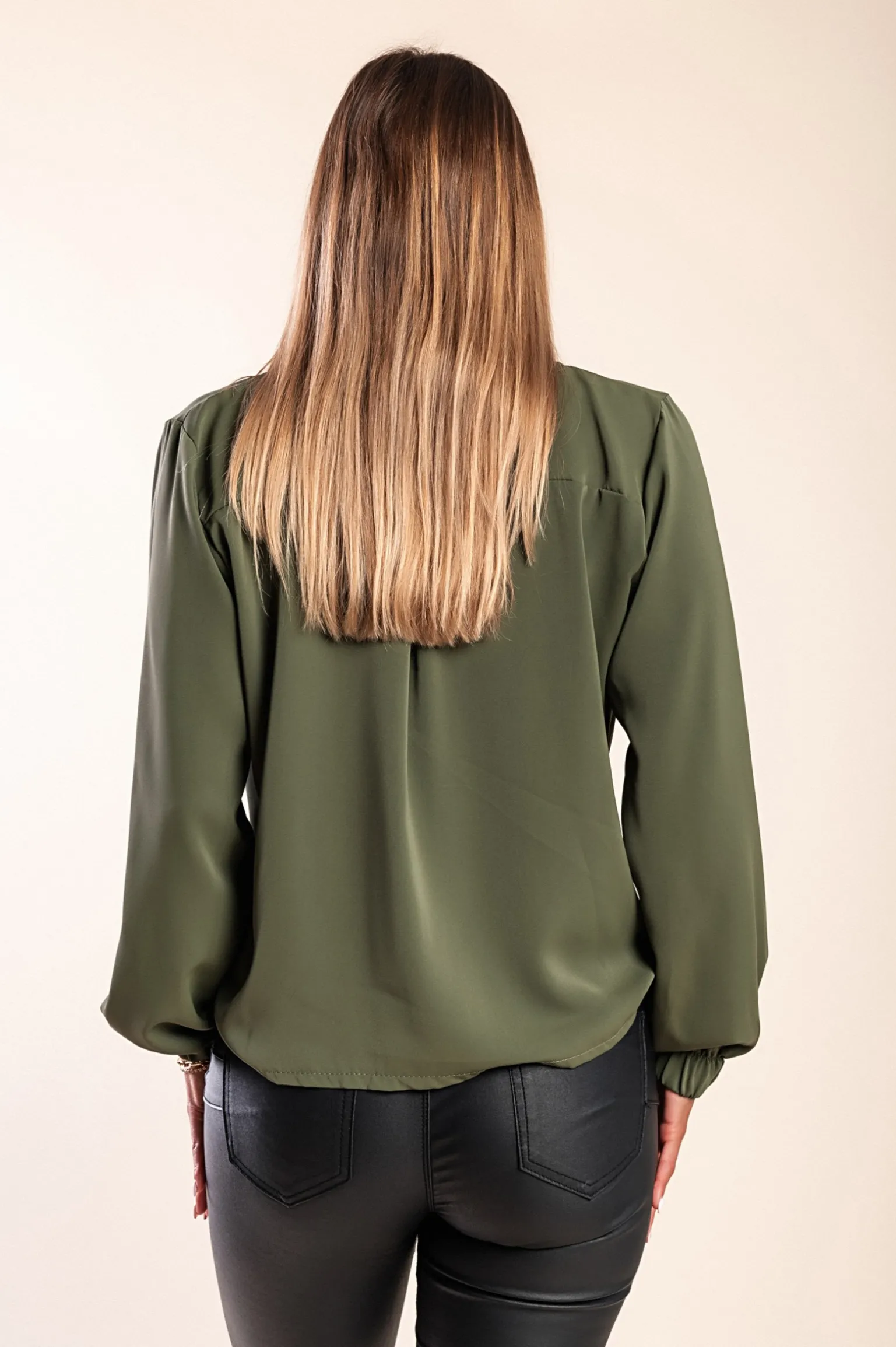 Camicia elegante con scollo rotondo, oliva
