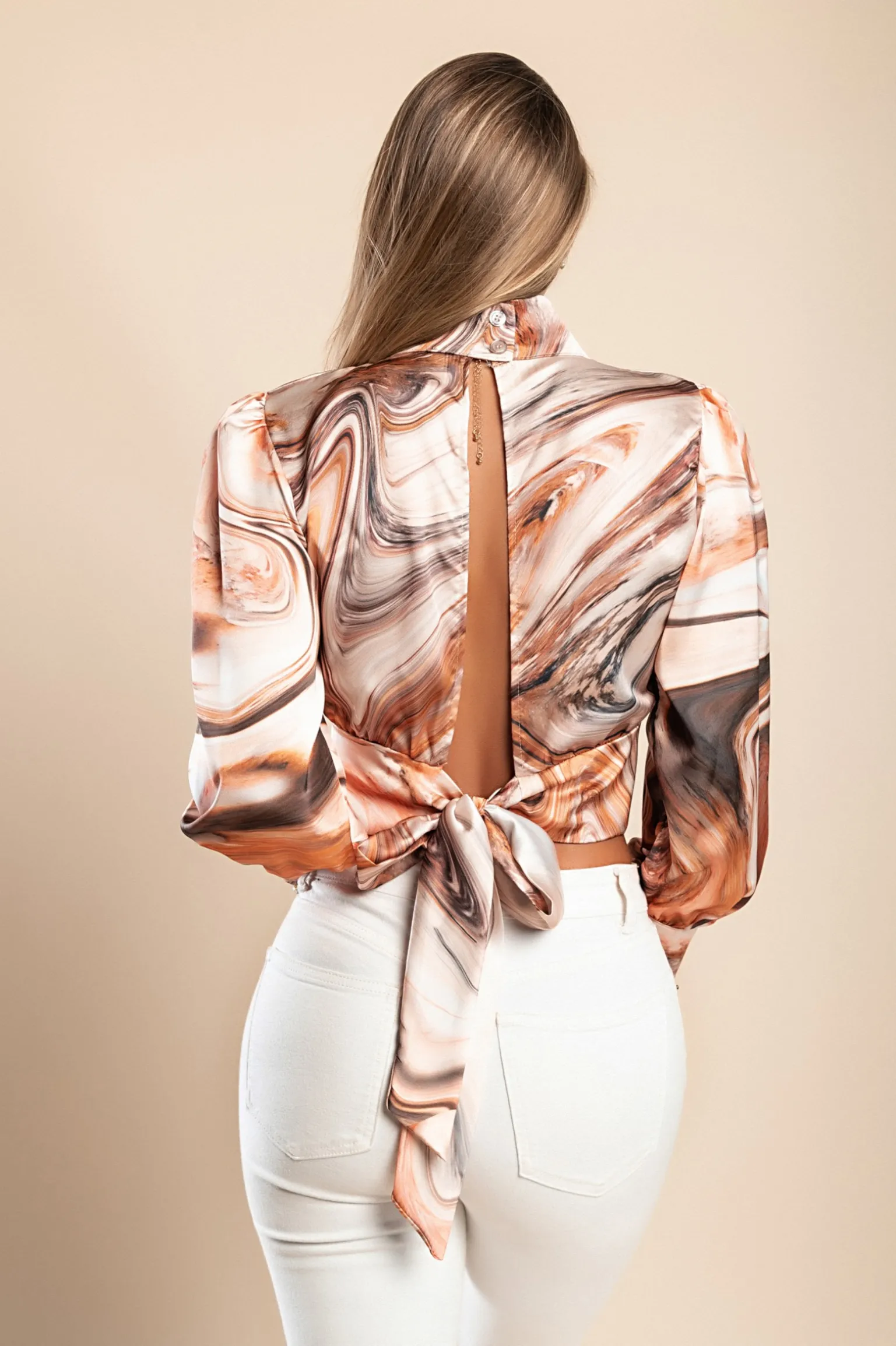 Camicia elegante con scollatura alta e maniche a campana Diezma, beige