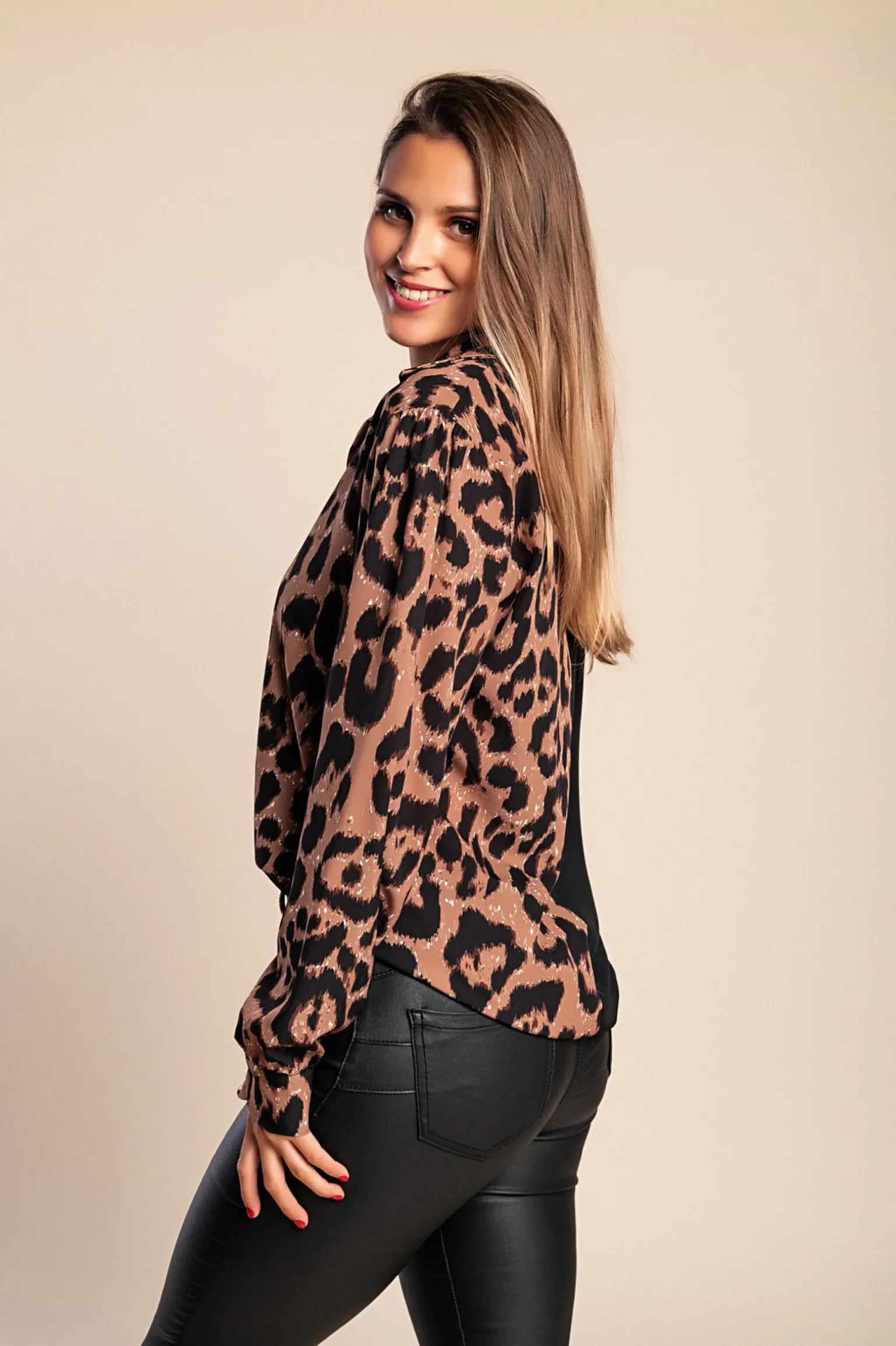 Camicia elegante con stampa leopardata, nero/leopardo