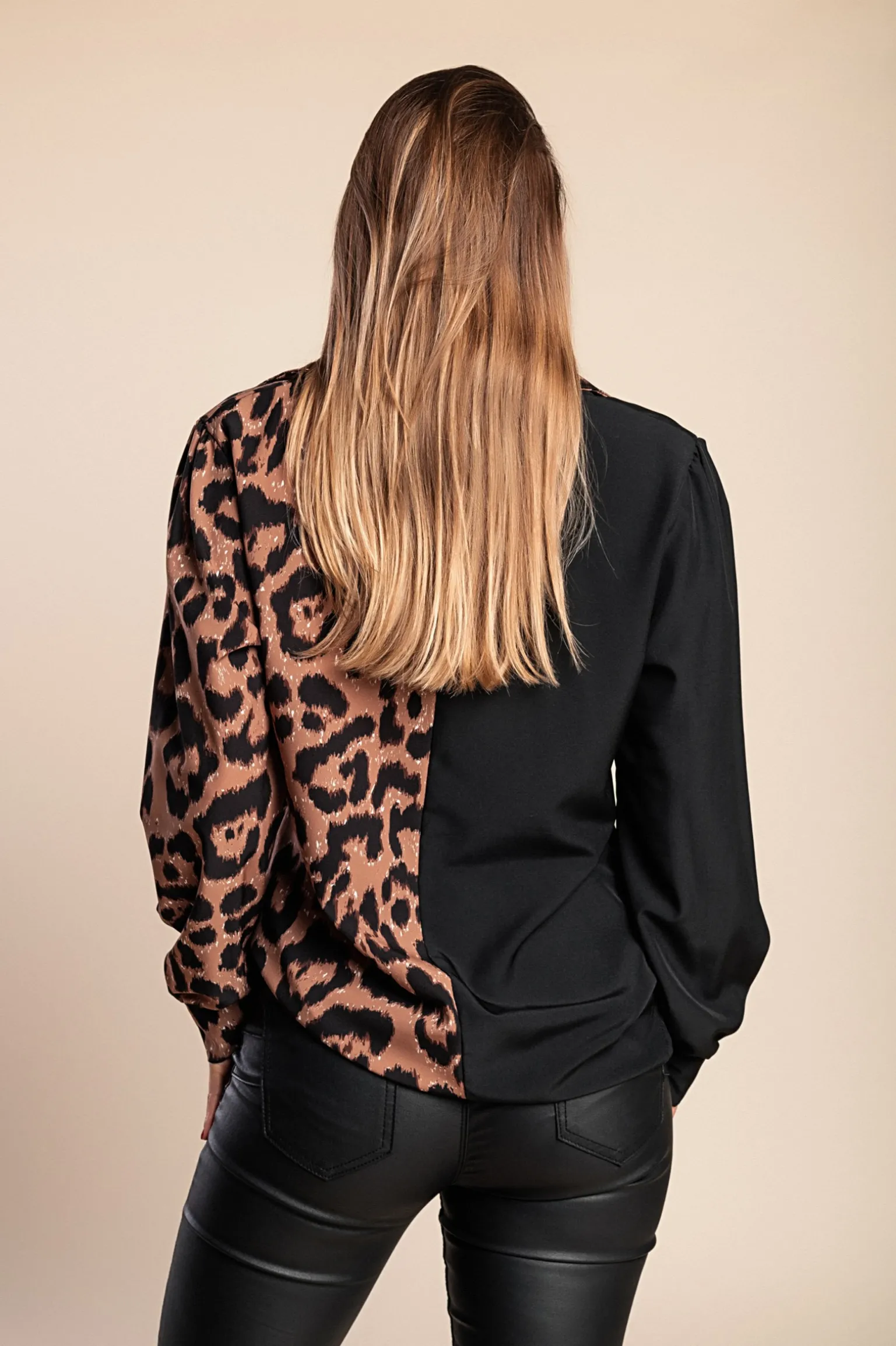 Camicia elegante con stampa leopardata, nero/leopardo
