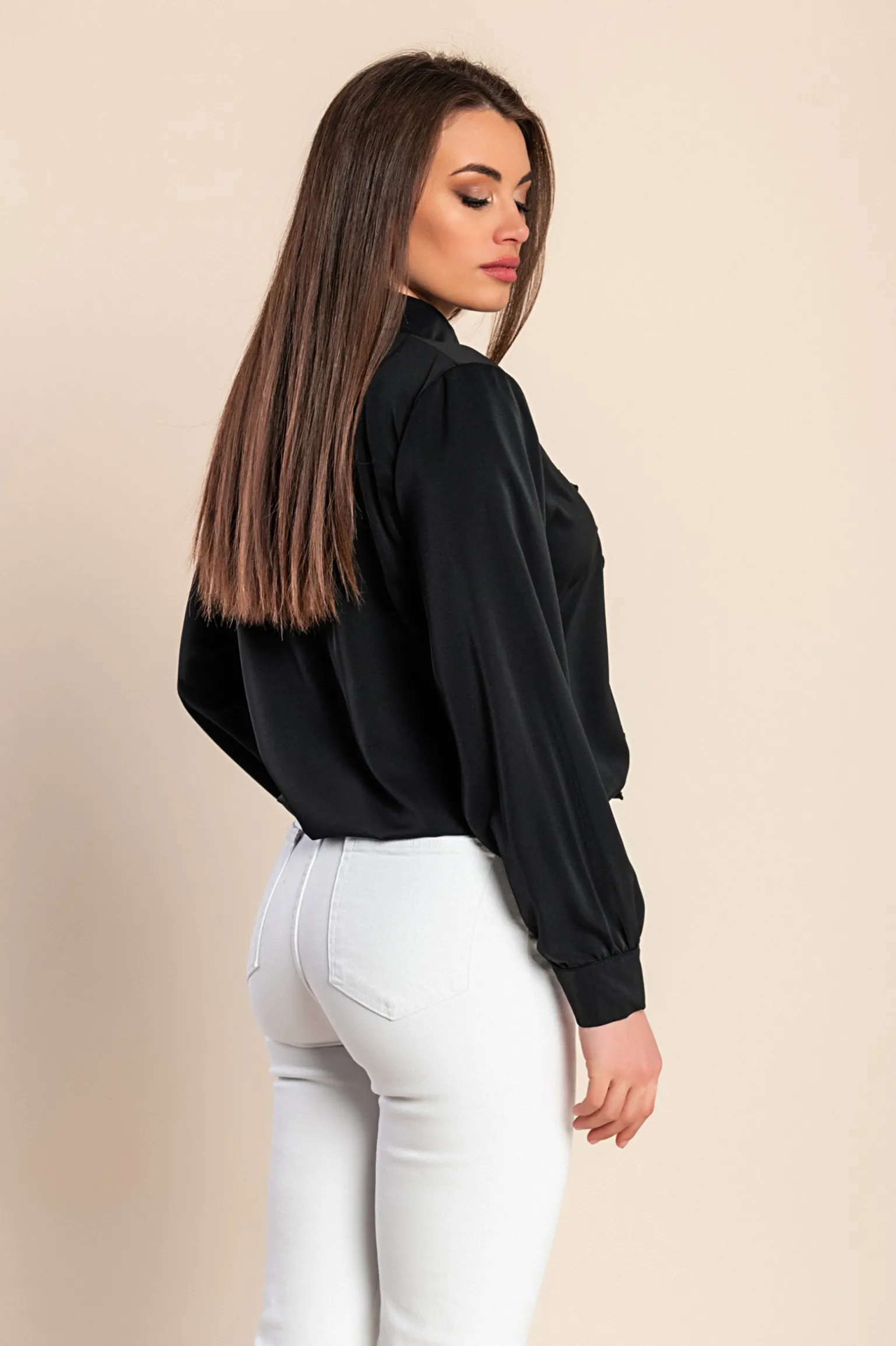 Camicia elegante con volant, nera