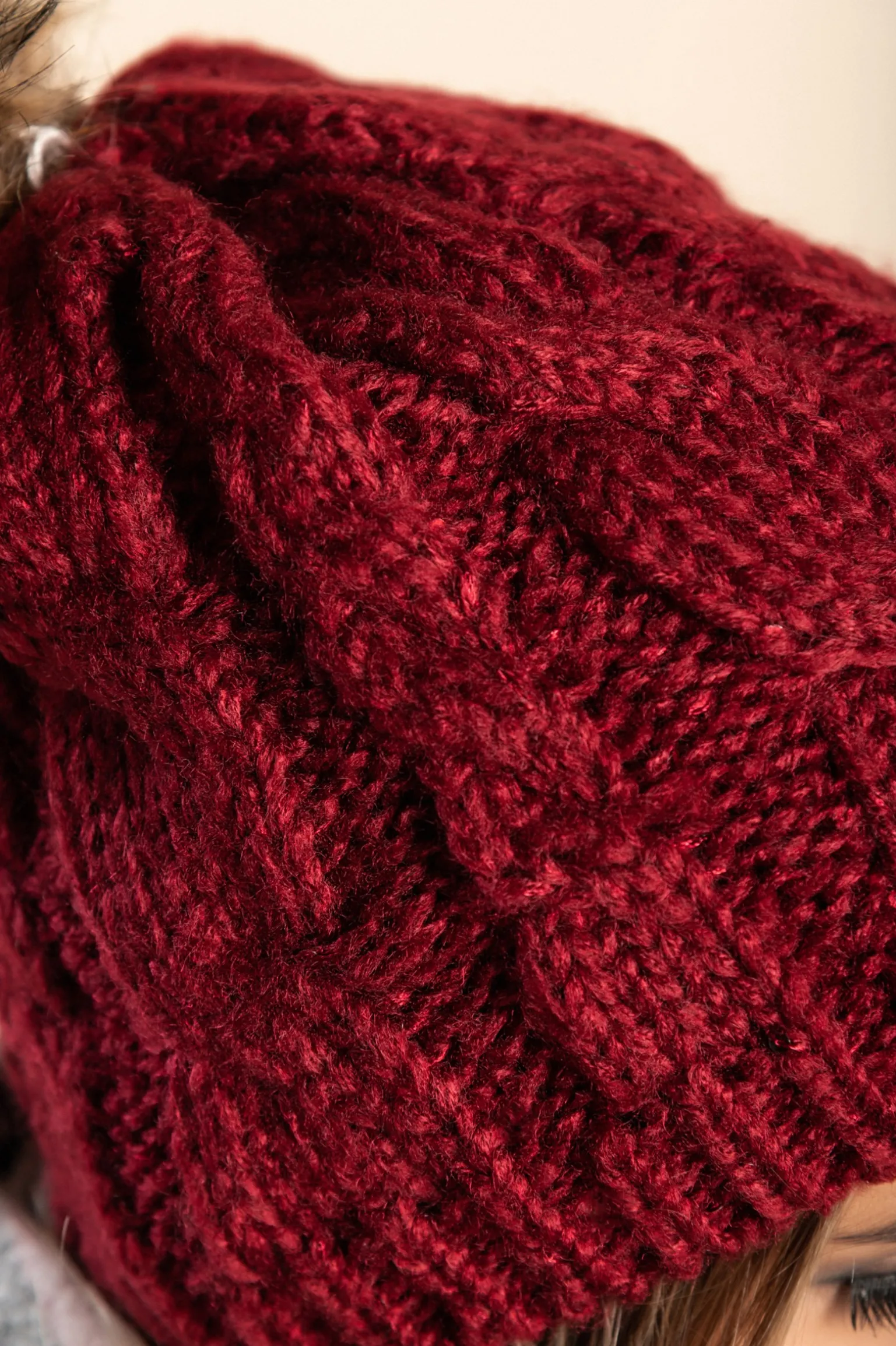 Cappello lavorato a maglia con paillettes, rosso