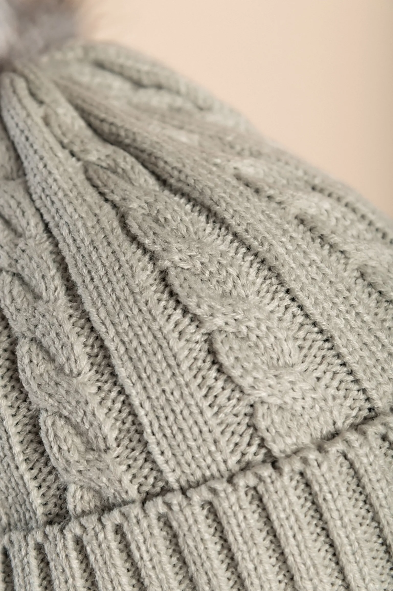 Cappello lavorato a maglia con pompon, grigio chiaro