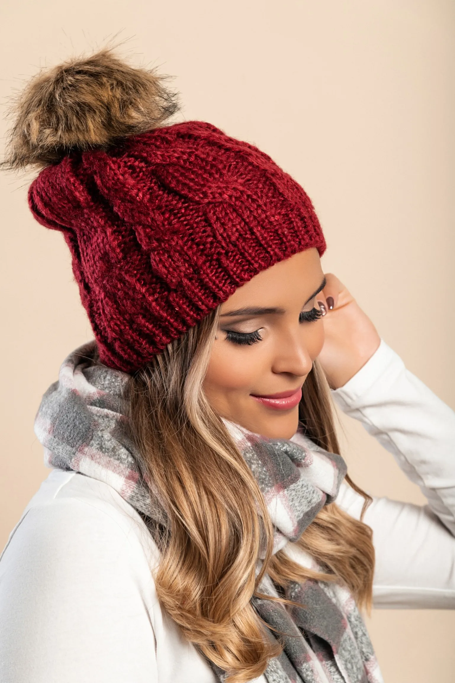 Cappello lavorato a maglia con paillettes, rosso