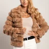 Cappotto corto elegante realizzato in eco-pelliccia Centania, colore cammello