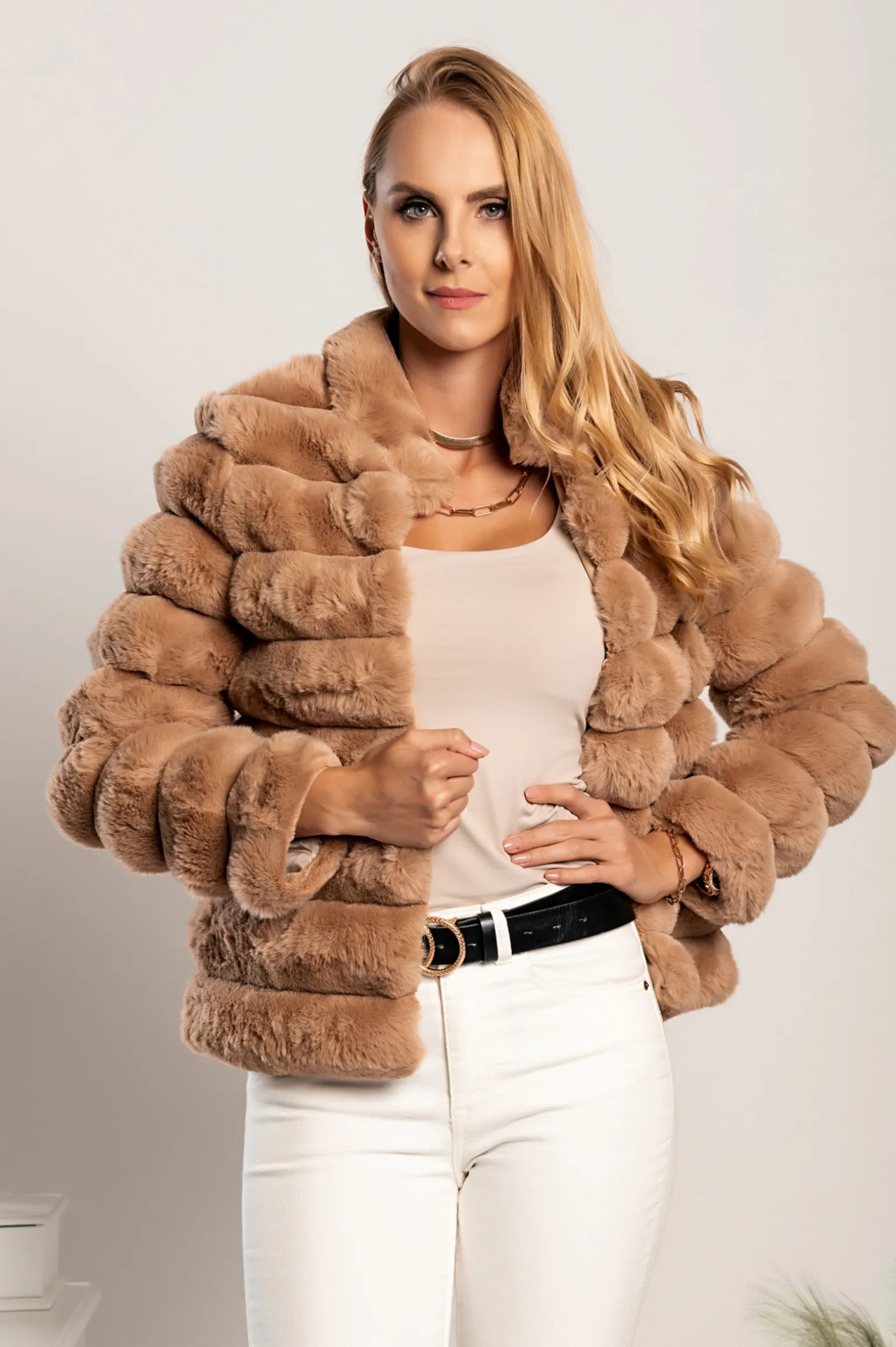 Cappotto corto elegante realizzato in eco-pelliccia Centania, colore cammello