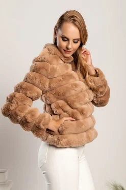 Cappotto corto elegante realizzato in eco-pelliccia Centania, colore cammello
