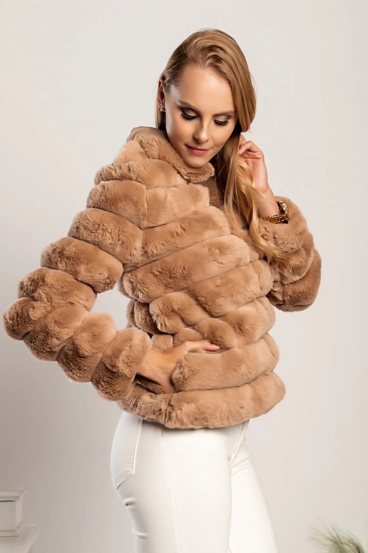 Cappotto corto elegante realizzato in eco-pelliccia Centania, colore cammello