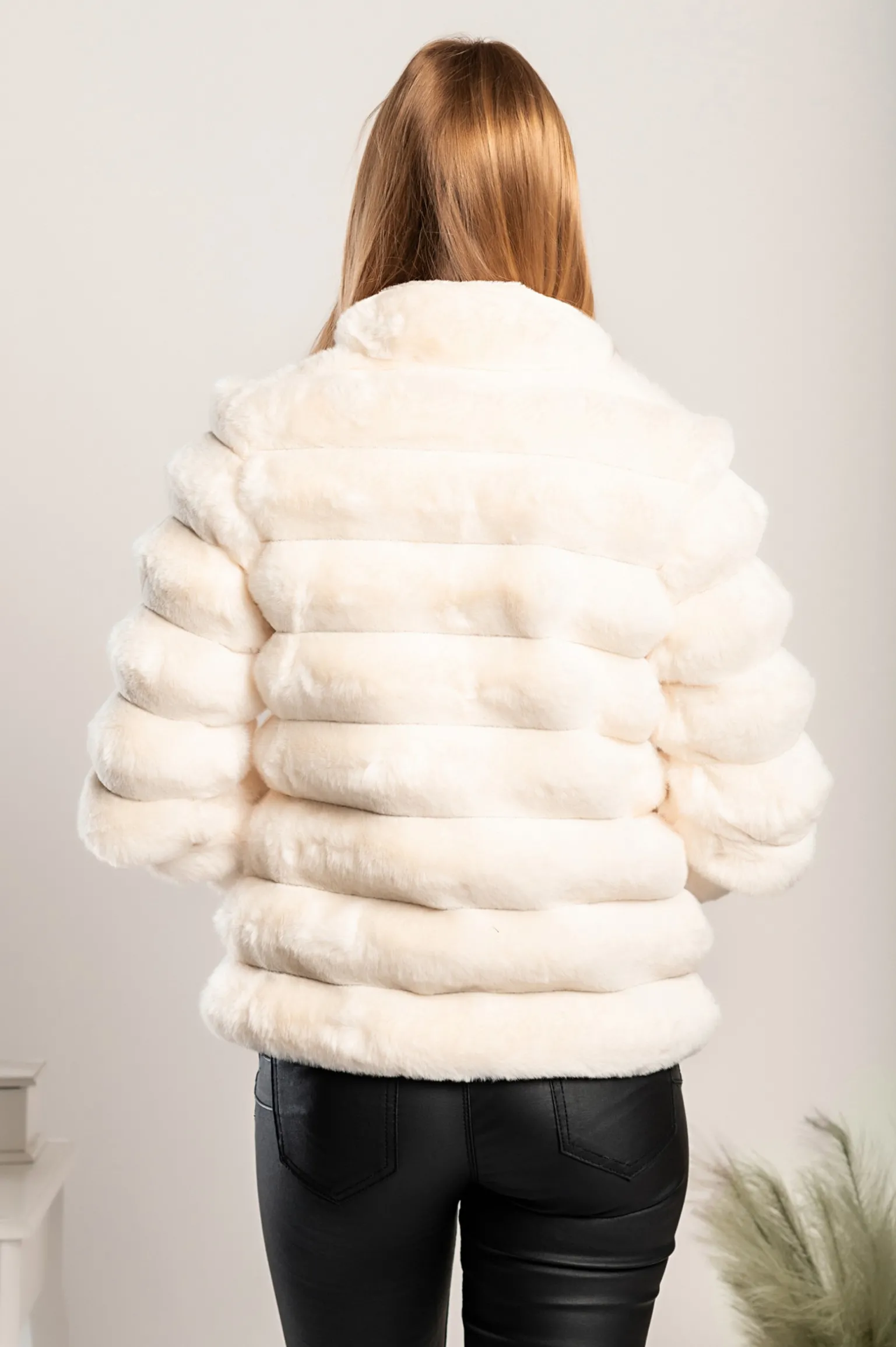 Cappotto corto elegante realizzato in eco-pelliccia Centania, colore bianco