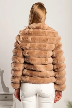 Cappotto corto elegante realizzato in eco-pelliccia Centania, colore cammello
