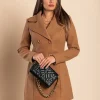 Cappotto elegante con bottoni, cammelli