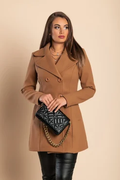 Cappotto elegante con bottoni, cammelli