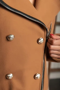 Cappotto elegante con bottoni e cerniera, cammello