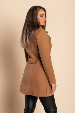 Cappotto elegante con bottoni, cammelli