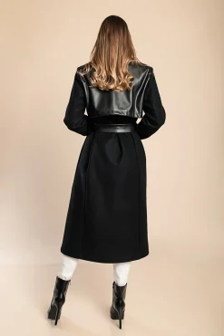Cappotto elegante con dettagli in ecopelle, nero