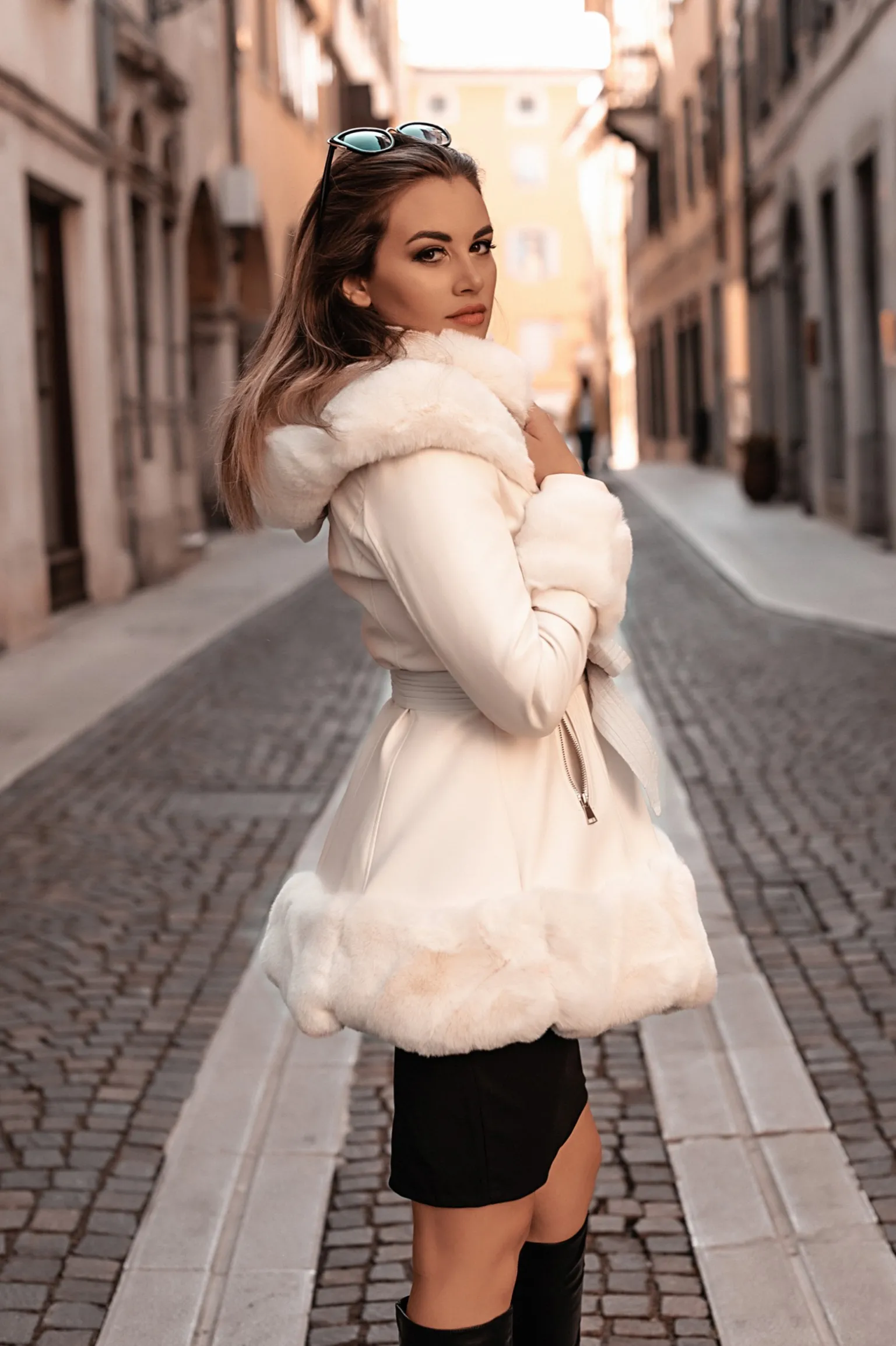 Cappotto elegante con ecopelliccia Palancia, bianco