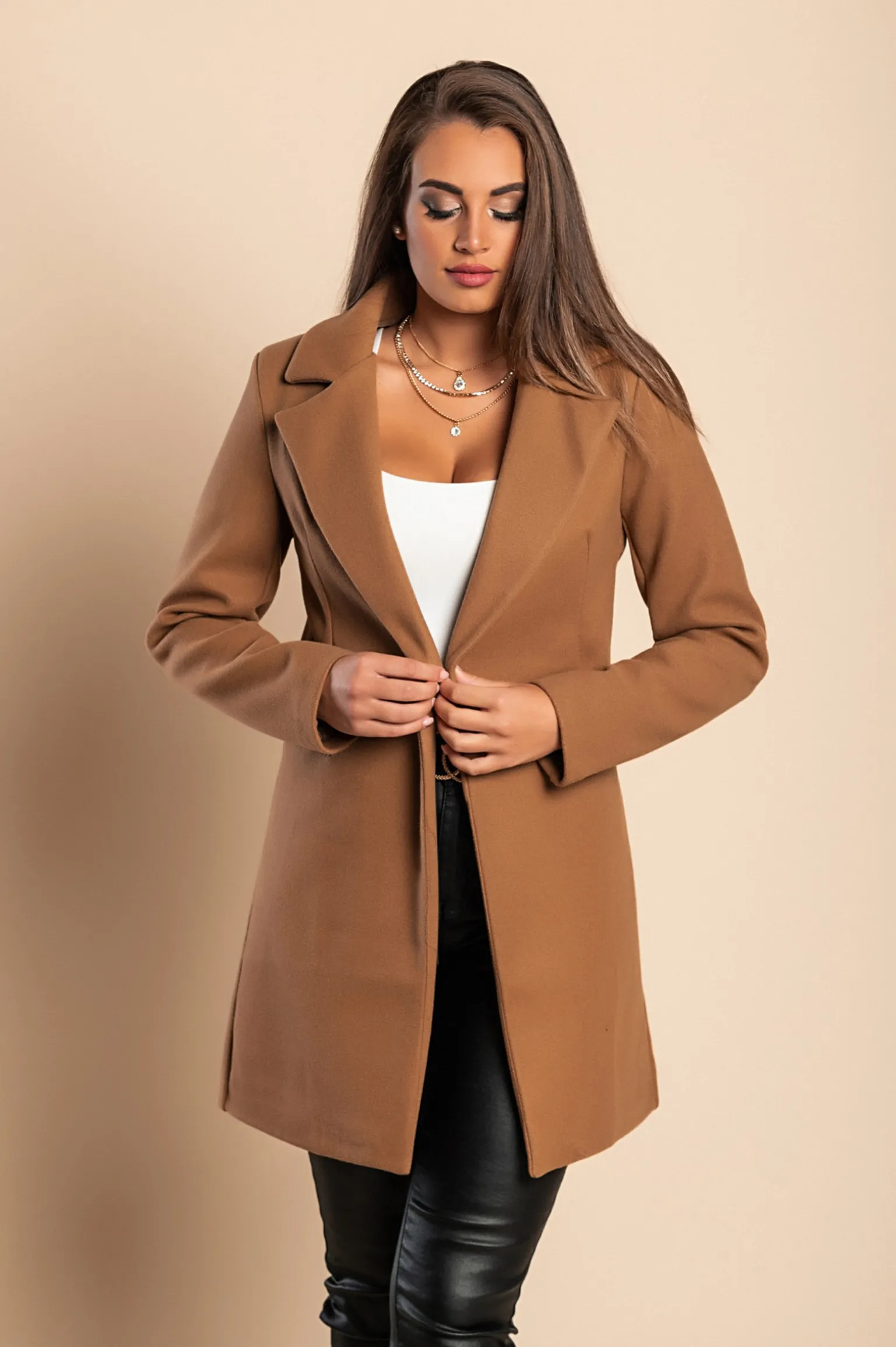 Cappotto elegante con un bottone, cammelli
