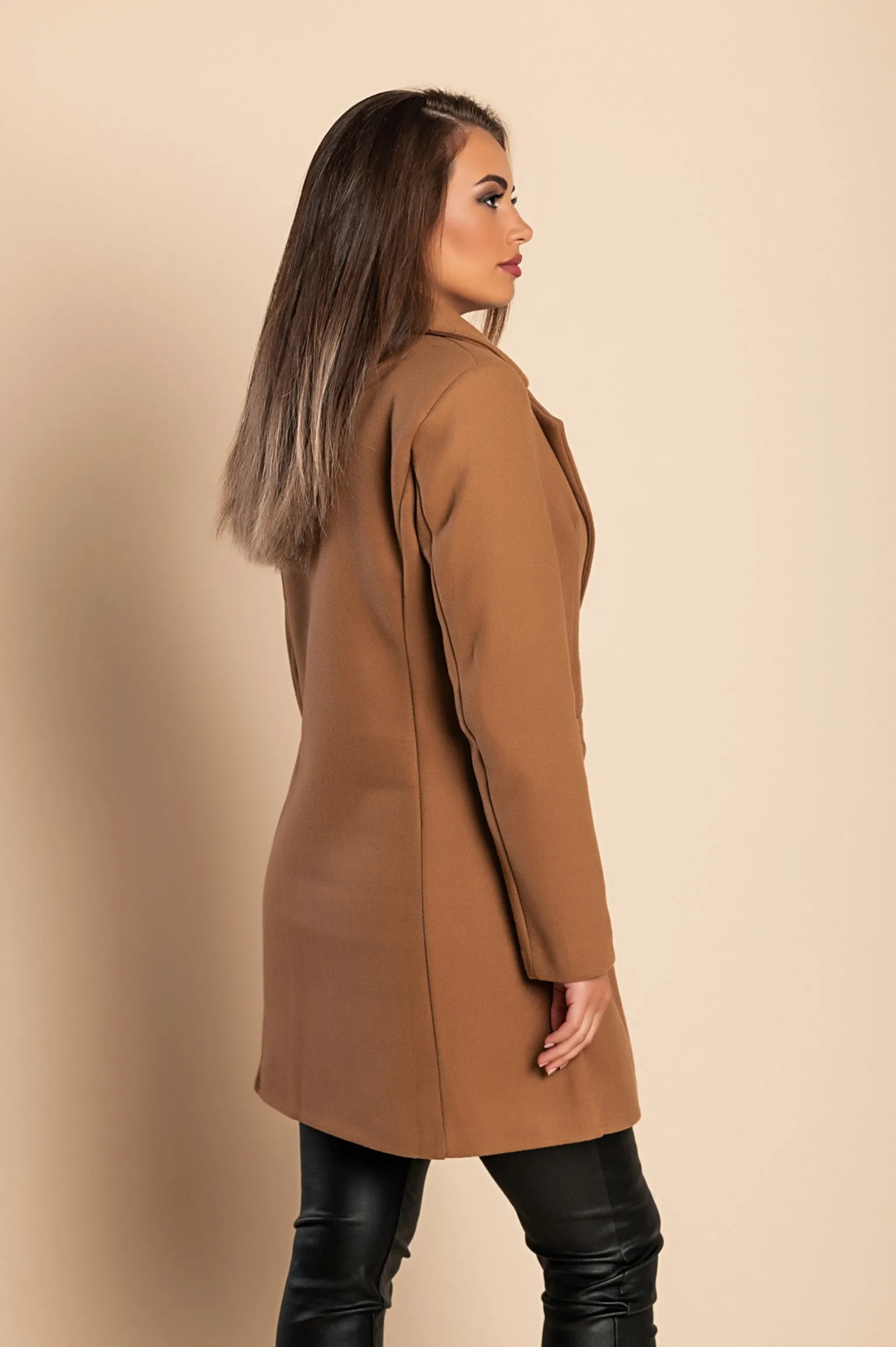Cappotto elegante con un bottone, cammelli