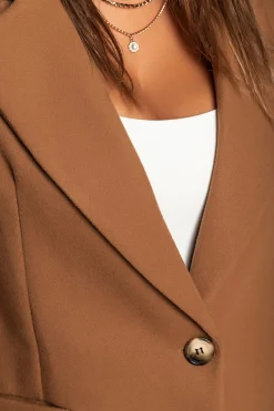 Cappotto elegante con un bottone, cammelli