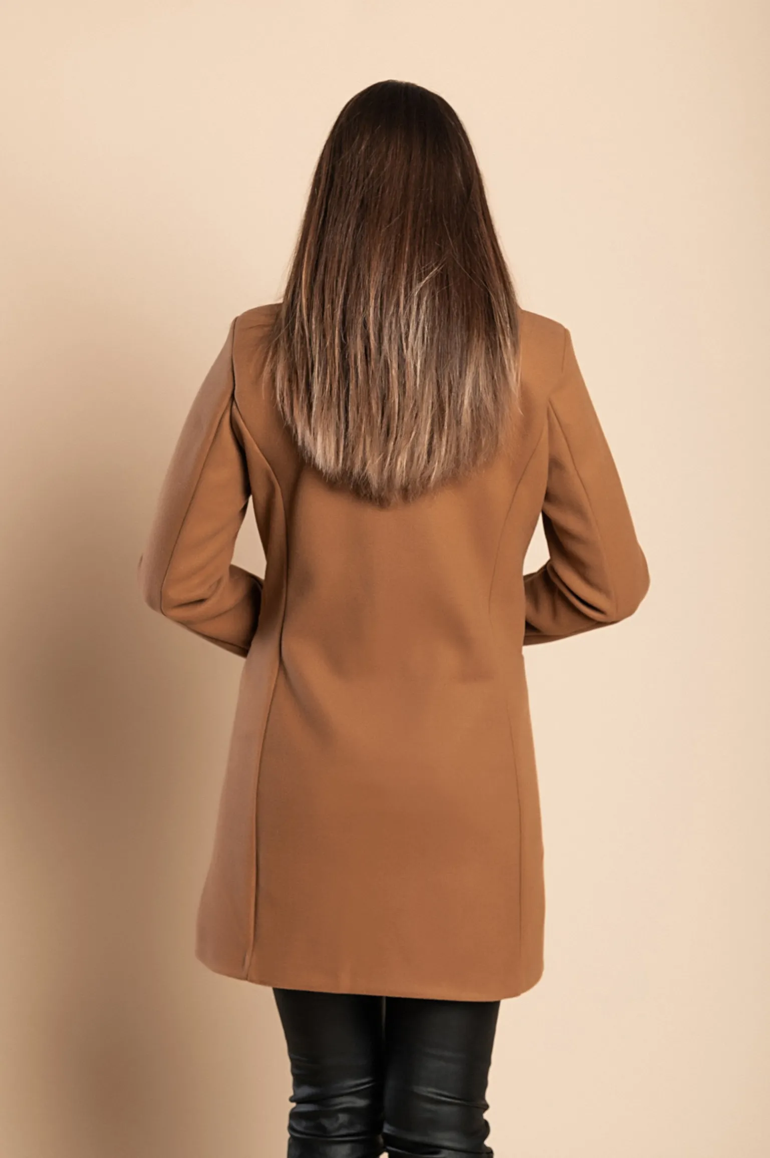 Cappotto elegante con un bottone, cammelli