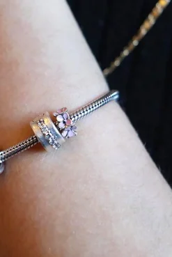 Ciondolo in argento con motivo floreale, rosa.