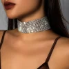 Collana con strass, colore argento.